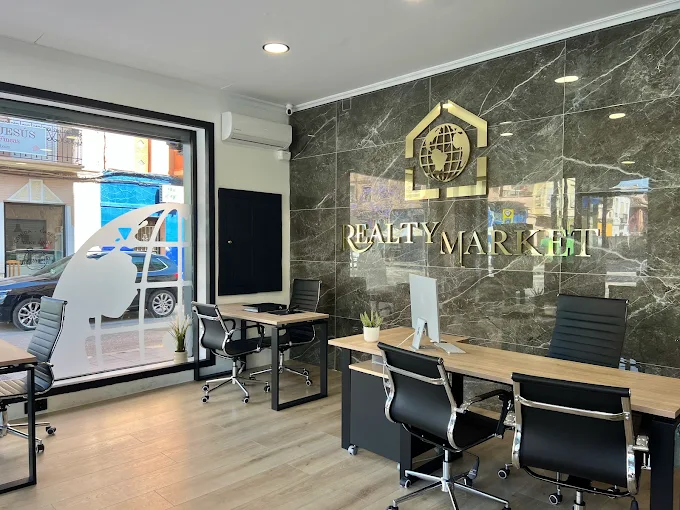 Interior luminoso de una vivienda asesorada por Realty Market